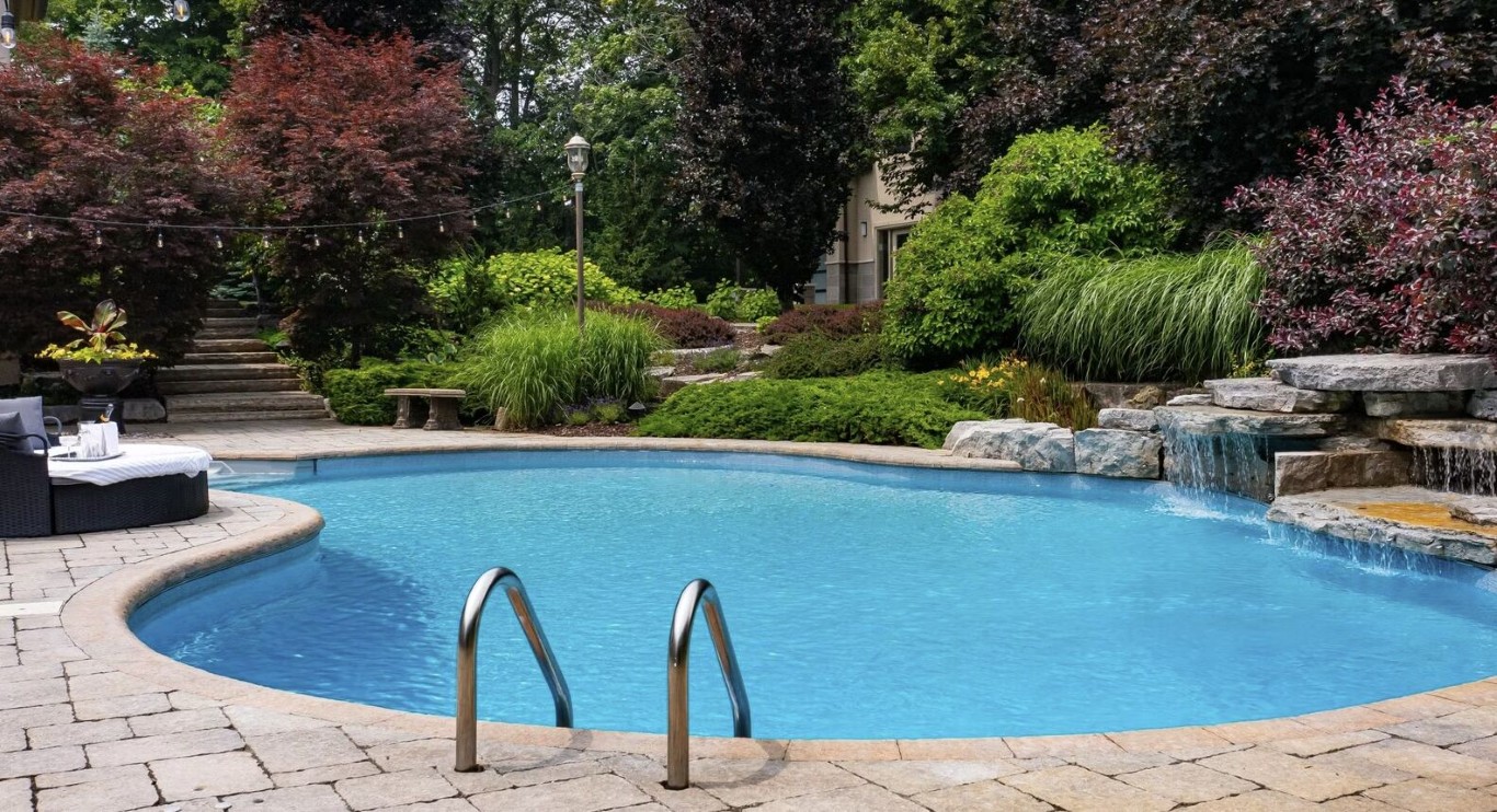 Deep pool cleaning service in Adelanto, CA